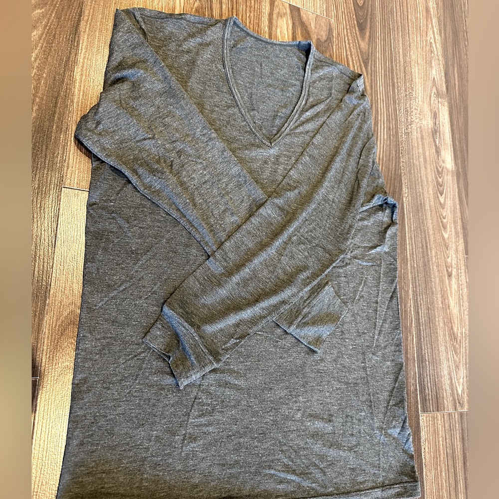 Uniqlo, men’s long sleeve, grey heat, tech size, medium V-neck